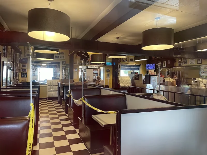 Image Hutch’s on the Beach Diners in Ontario