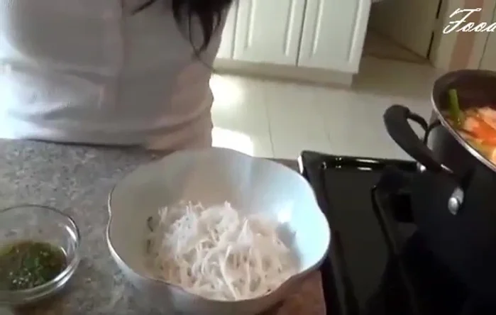 Serve noodles in a bowl, pour soup over the ingredients.