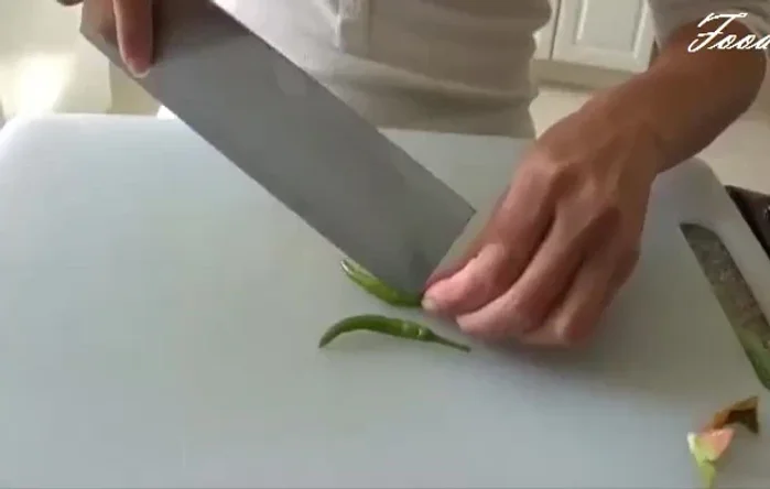 Cut or pound the chili pepper. Cut pineapple into 1-inch thick slices. Arrange on a plate.