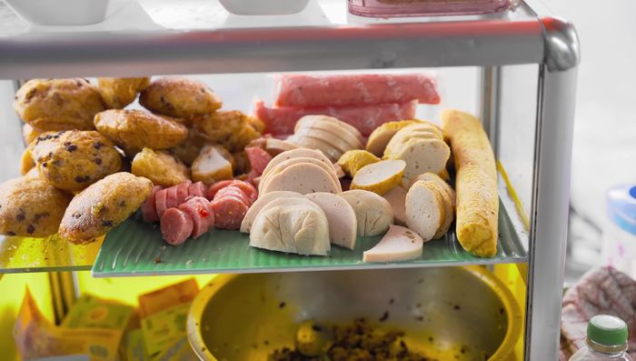 Prepare your choice of sausages (at least five different types are shown in the video). Fry or steam as needed.
