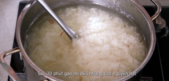After 30 minutes, open the lid and add the stir-fried fish to the rice porridge. Turn on the heat and cook for 10-15 minutes, stirring occasionally.