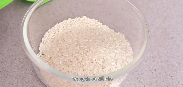 Wash and drain half a cup of rice and half a cup of sticky rice.
