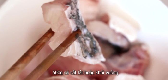 Cut 500g of fish into cubes. Season with 1 tablespoon of salt, 1 tablespoon of fish sauce, some pepper, 1 teaspoon of chicken stock, and 1 teaspoon of mint or grated ginger. Mix well and set aside for 15 minutes.