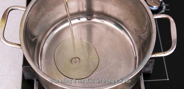 Heat 2 tablespoons of vegetable oil in a large pot. Fry two thinly sliced shallots until golden brown. Remove and set aside.