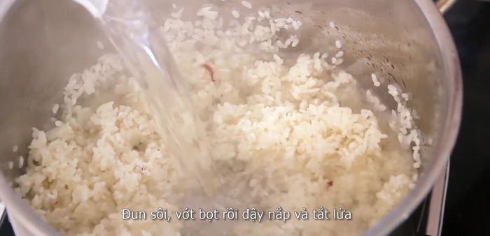 Add 1/2 teaspoon of salt and 2L (8 cups) of water. Bring to a boil, skim off the foam, cover, and turn off the heat. Let it sit for 30 minutes.