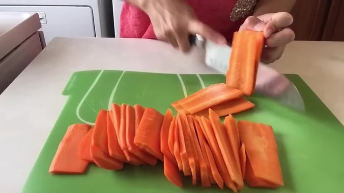 Cut the carrots and daikon in half, then make matchsticks.
