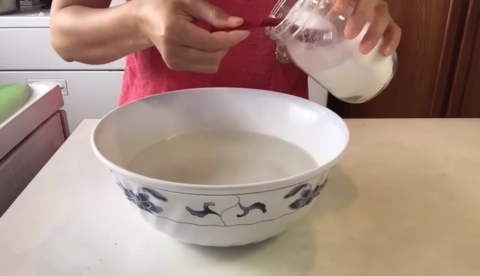 In a large bowl, add 3 cups of warm water, 4 tablespoons of sugar, and 5 tablespoons of rice vinegar. Mix until sugar dissolves.