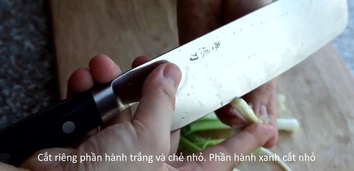 Separate the white and green parts of the spring onions. Shred the white parts finely and chop the green parts.