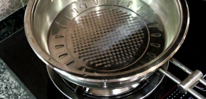Heat a pan on medium heat and add vegetable oil. Once hot, add the shredded white spring onions. Stir-fry until fragrant and golden.