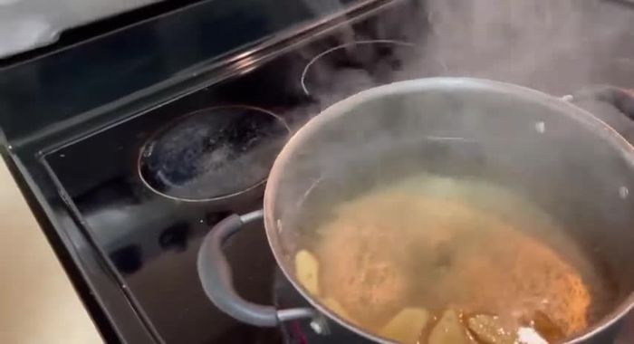 Boil water and prepare squid for steaming.