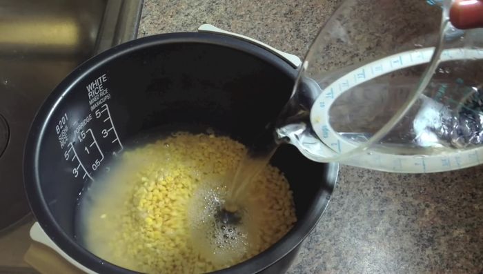 Add water, let the mung beans soak for 30 minutes. Then cook in a rice cooker on a soft setting.