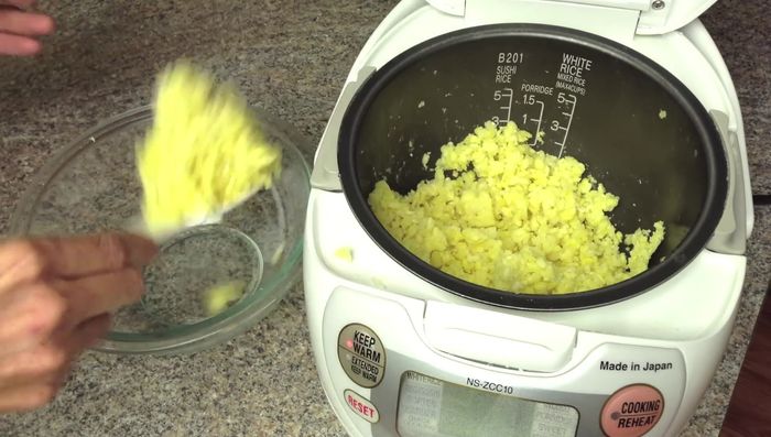 Once cooked, transfer hot mung beans to a bowl and mash into a puree. Mix in salt, deep-fried shallots, and green onion.