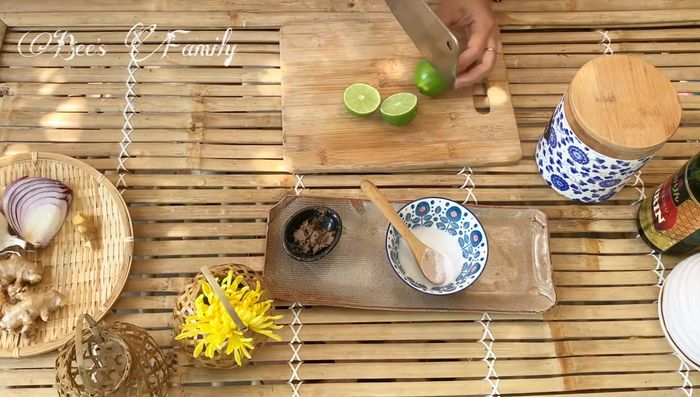 Prepare shrimp paste (if necessary, stir-fry with sugar until soft).