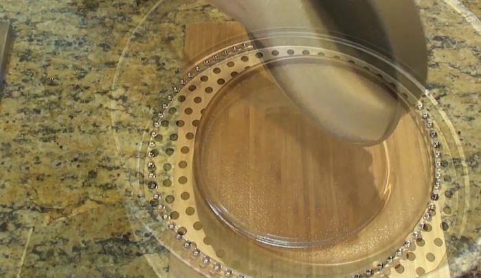Let the cake cool completely before serving.
