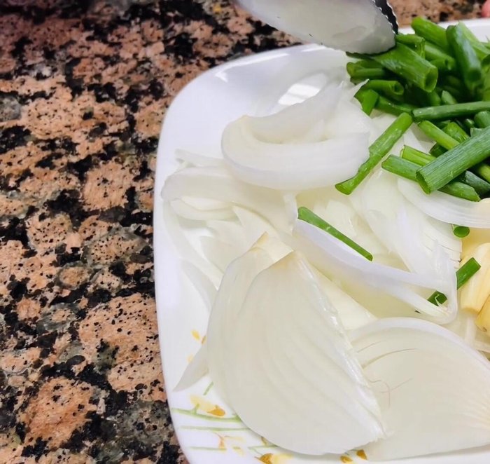 Prepare the marinade: Blend the white onions, scallions, garlic, chili peppers, sugar, salt, honey, chili paste, black pepper, and fish sauce until smooth.