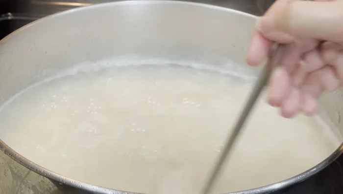 Cook at medium heat until rice is soft. Drain the marinating sauce into the congee.