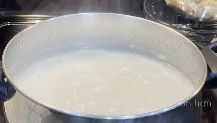 Bring the congee back to a boil. Add the marinated clams; this helps reduce the strong seafood smell.