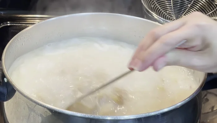 Stir until it starts to re-boil, then turn off the heat. Don't overcook the clams.