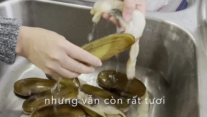 Separate the razor clams from their shells. Clean them if they are not fresh.