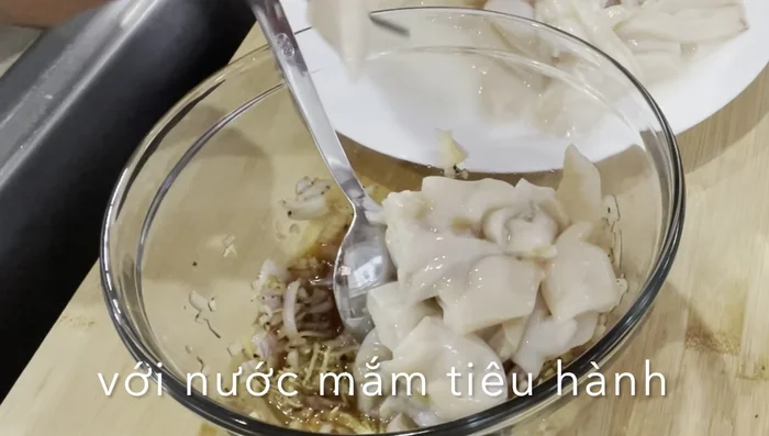 Cut the clams into bite-sized pieces and marinate them with the sauce. Save some for wasabi dip later.