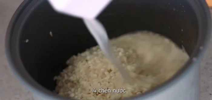 Cook the sticky rice in a rice cooker with 1/4 cup coconut milk, 1/4 cup water, and 1-2 pandan leaves. After cooking, add 1 tablespoon of sugar and fluff well. (108.57)