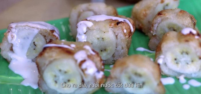 Remove the banana bundles from the banana leaves, cut into bite-sized pieces, and drizzle with the coconut sauce. Sprinkle with crushed roasted peanuts and sesame seeds. (267.669)