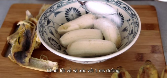 Peel the bananas and toss them with 1 tablespoon of sugar. Refrigerate for about 30 minutes. (82.049)