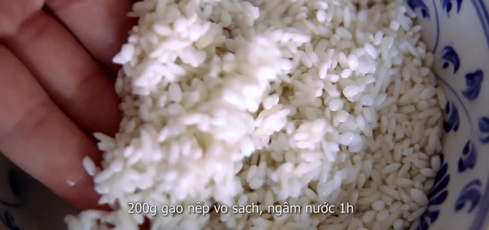 Wash the sticky rice until the water runs clear, then soak it in water for about an hour. Drain and toss with a pinch of salt. (89.759)