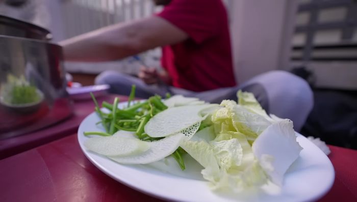 Add vegetables to the hot pot as desired.