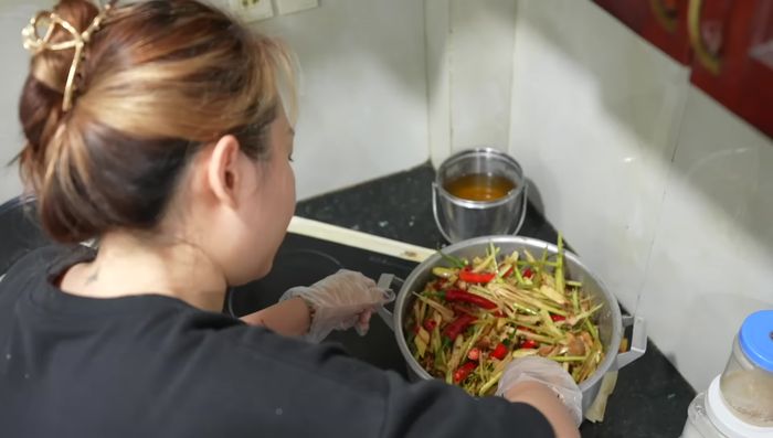 Prepare the aromatics: Stir-fry lemongrass and chili in oil for 15 minutes until fragrant.