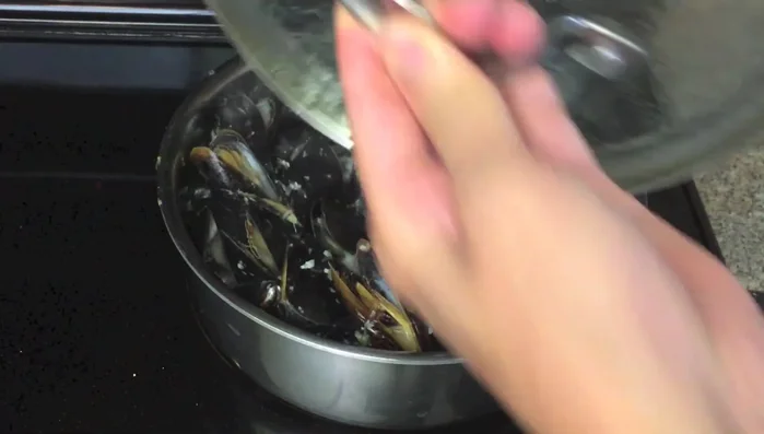 Remove mussels. Continue cooking the sauce until reduced to about 2/3 its original volume.