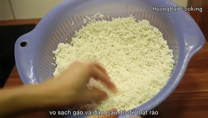 Drain the rice and mung beans completely until the kernels are dry.