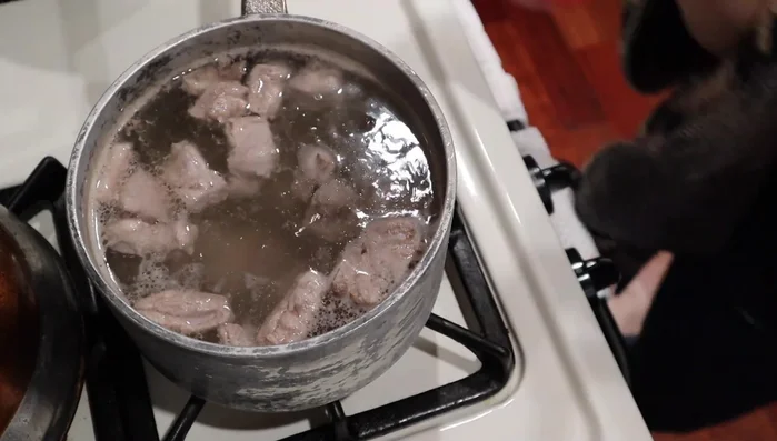 Drain the spareribs and rinse them under cold water.
