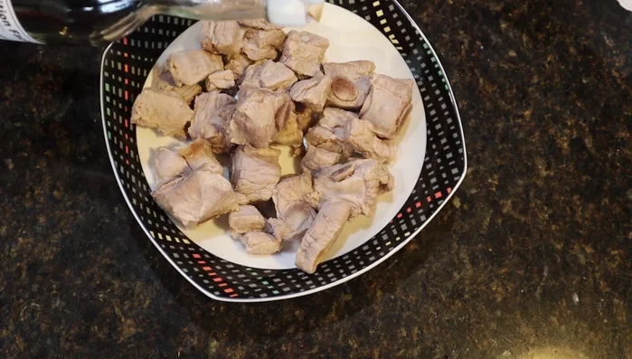 Marinate the spareribs with fish sauce and a little sugar.
