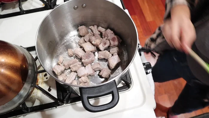 Add water to the pot, adjust quantity as needed.