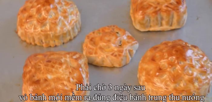 Rest the mooncakes: Let the mooncakes rest for 2-3 days before serving.