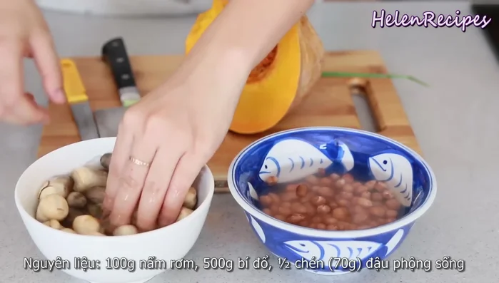 Soak straw mushrooms in salted water to clean, then remove the end parts.
