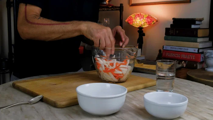 Rinse the pickled vegetables and add them to a bowl with vinegar and sugar. Set aside to marinate.