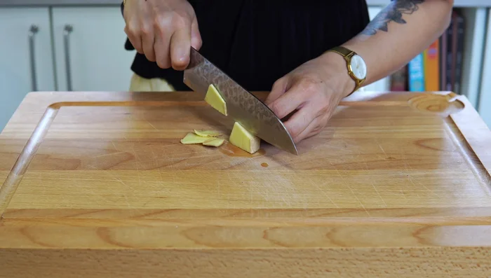 If using ginger, rinse and cut into slices without peeling.