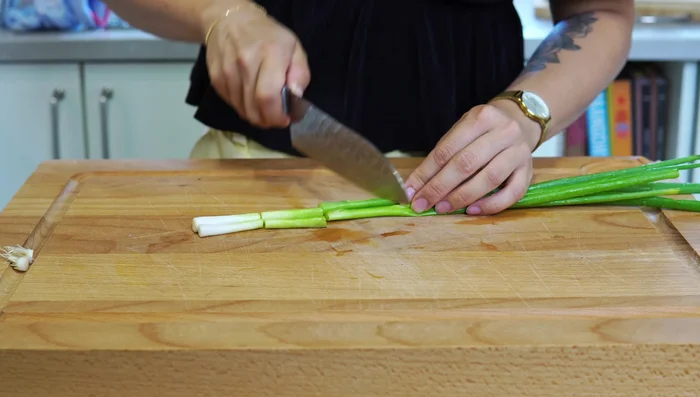 Cut green onion into 3-4 cm lengths.