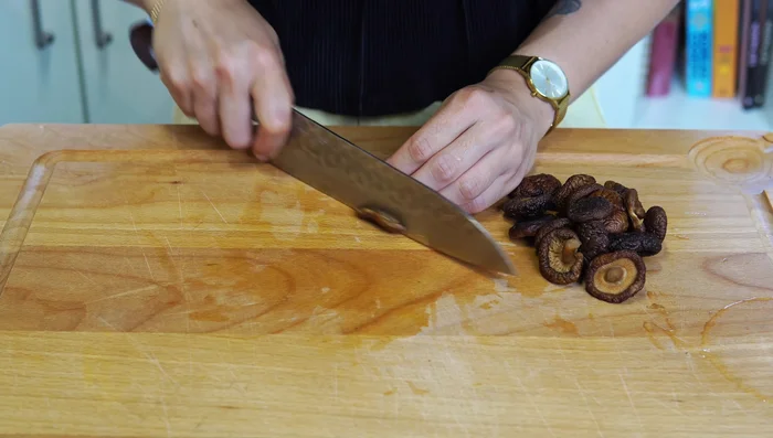 Drain, rinse, and prepare the rehydrated mushrooms (cut shitake into 3-5 mm slices, and wood ear into thin strips).