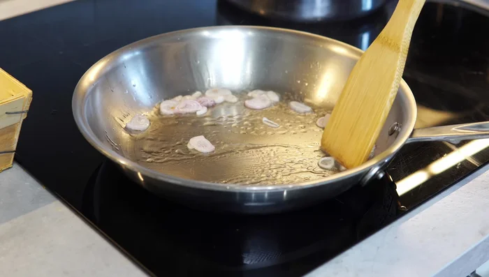 Heat a pan on medium, add vegetable oil, sliced shallots, and sauté until fragrant. Add mushrooms and sauté for 1 minute. Add carrot and sauté for another minute.