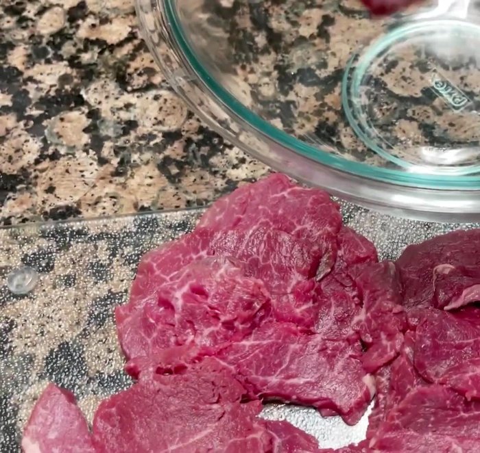 In a bowl, combine the sliced beef with chopped garlic, onions, black pepper, lemongrass, honey, cooking wine, sugar, oyster sauce, black soy sauce, sesame oil, and cooking oil. Mix well.