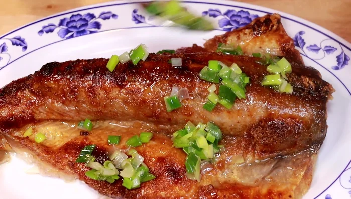 Garnish with green onion, fried shallots, and crushed peanuts.