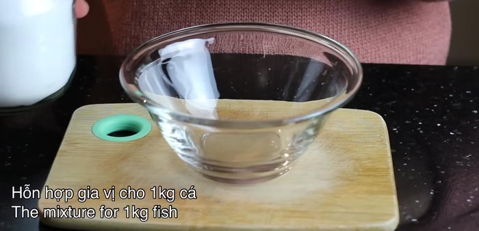 Mix the seasoning: In a bowl, combine salt, sugar, chicken seasoning powder, baking powder, potato starch, fish sauce, and cooking oil (162.26).