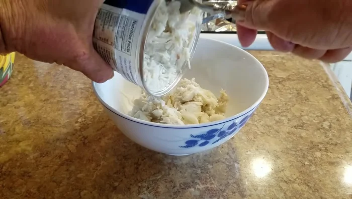 Prepare crab meat by separating it slightly with your hands and set aside.