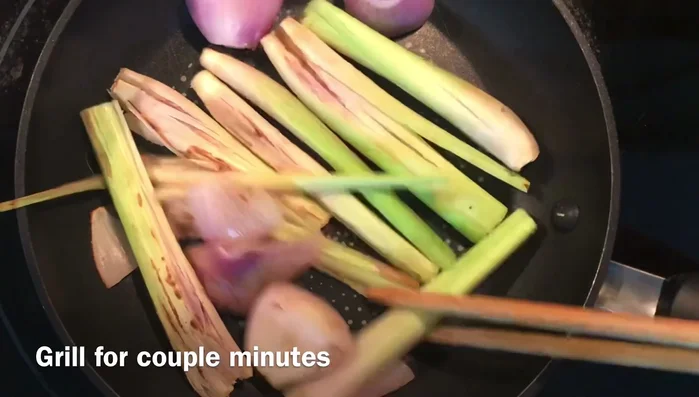 In a hot pan, grill lemongrass and shallots with oil. Fry for 1-2 minutes. Turn off the stove and add red chili powder; stir well.