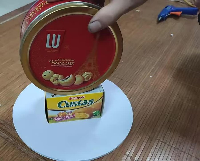 Attach the candy to the base using glue. Refer to the picture for guidance.