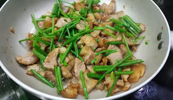 Garnish with Thai green onions.
