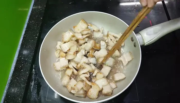 Wash and thinly slice the TP lard.